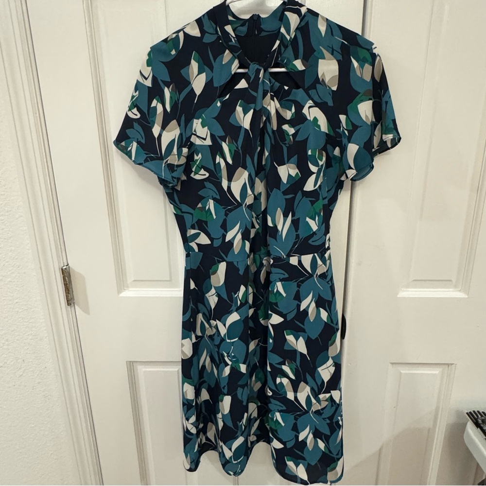 🍃 Banana Republic Tie-Neck Leaf Print‎ Dress – Size 6 | Classic & Chic NWOT 🍃